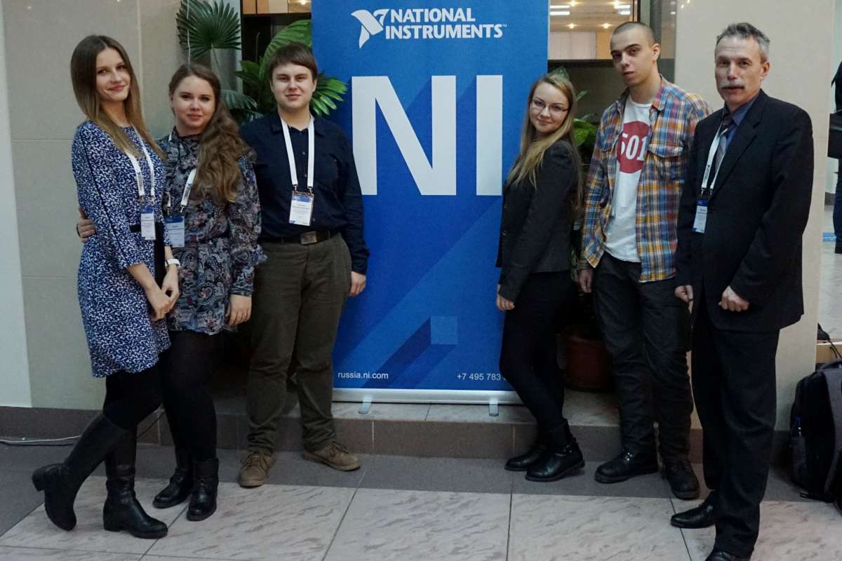 Изображение: Награждение команды &ldquo;Внуки Попова&rdquo; по итогам 11-й Олимпиады по программированию в LabVIEW на конференции &ldquo;NIDays 2016&rdquo;