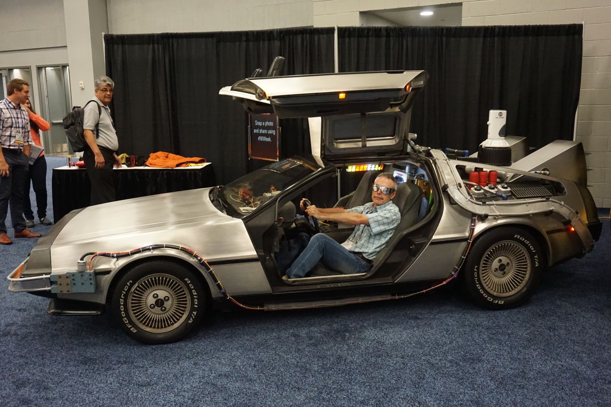 Автомобиль из известного фильма «Назад в будущее» как нельзя лучше подходит к основному слогану форума «Future Faster»