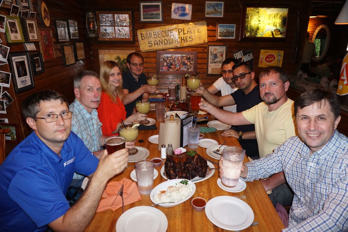 По окончании официальных мероприятий прошло обсуждение планов дальнейшего сотрудничества в неформальной обстановке с коллегами из Москвы, Армении и Украины