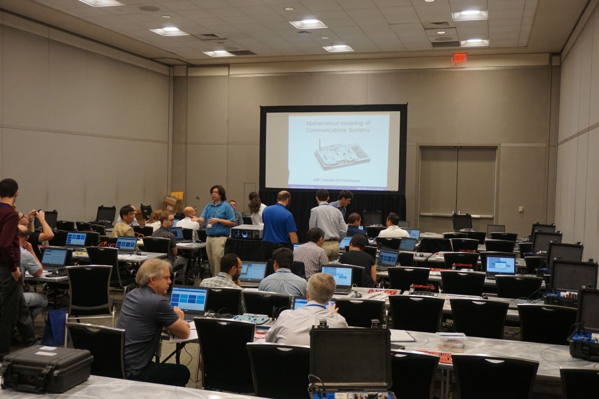 Так проходит работа обучающих секций Hands-On. Все желающие могут поработать с новейшим оборудованием, представленном на форуме, написать свой код, сделать лабораторную работ